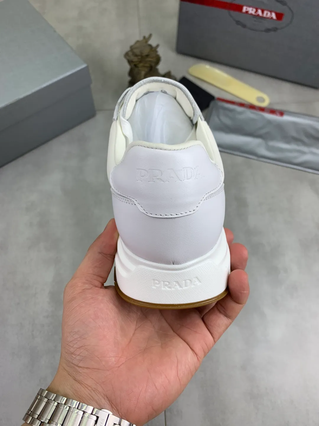 Men's men's shoes 💰P560 💰 [New style] popular models on the official website, 🆘 Trendy brand (Prada) mainly promotes popular models, avant-garde and versatile fashionable men's shoes private version mold opening, cowhide surface splicing 1:1.. Fashionable and simple, original imported cowhide lining cowhide feet; the atmosphere and personality are more fashionable, eye-catching and pursuing class. It will subvert the old idea and be a must-have for fashion trendsetters with you! Must keep it! Tall and comfortable, large and low, high-end quality workmanship. Size: 38-44 3️⃣colors available.